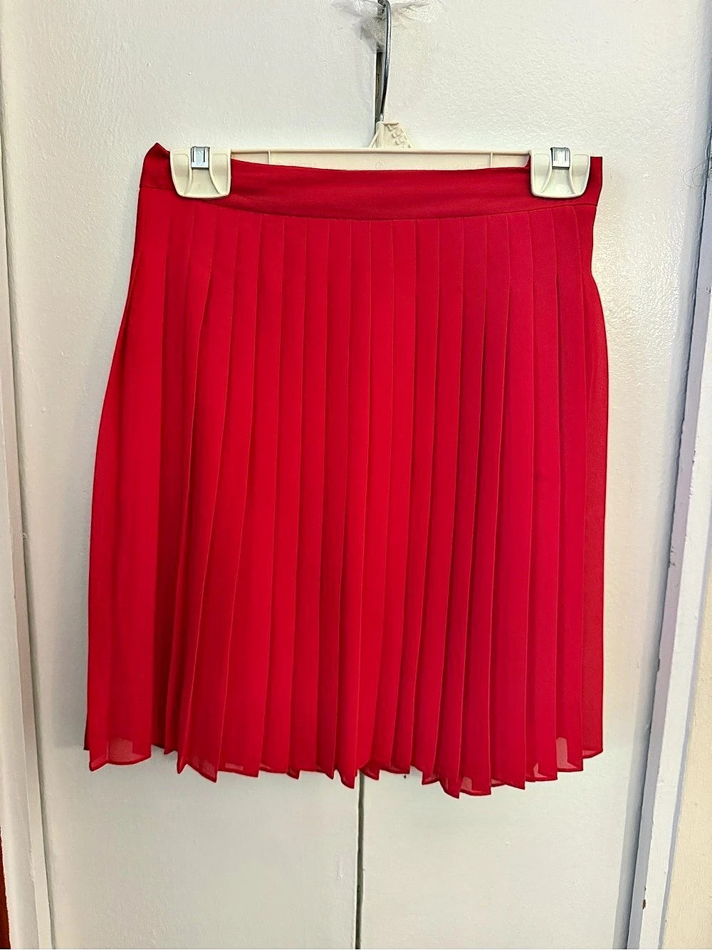 Ann Taylor Pleated mini Skirt in Red Like New